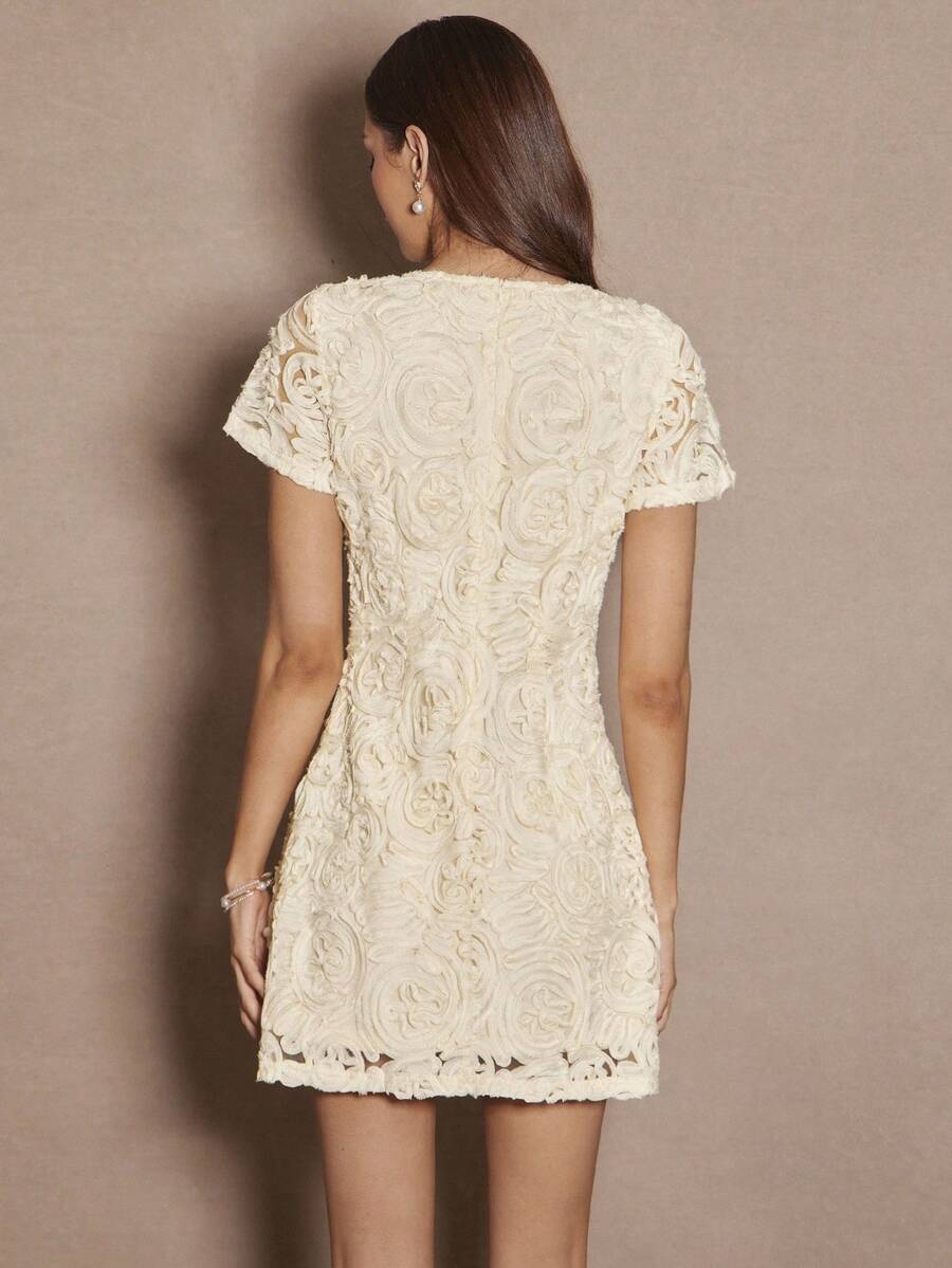 Vestido Curto  com Manga Bufante e Aplicação Floral