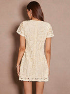 Vestido Curto  com Manga Bufante e Aplicação Floral