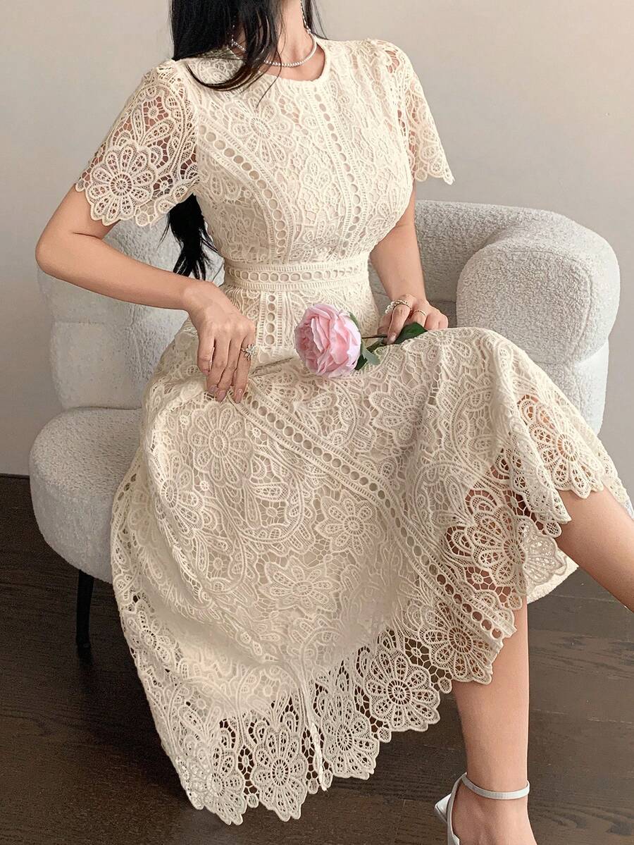 Vestido Elegante de Renda Vazada