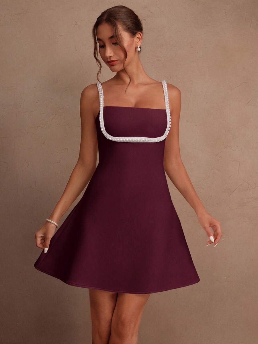 Vestido Mini Elegante de Alça Fina com Detalhe em Pérolas