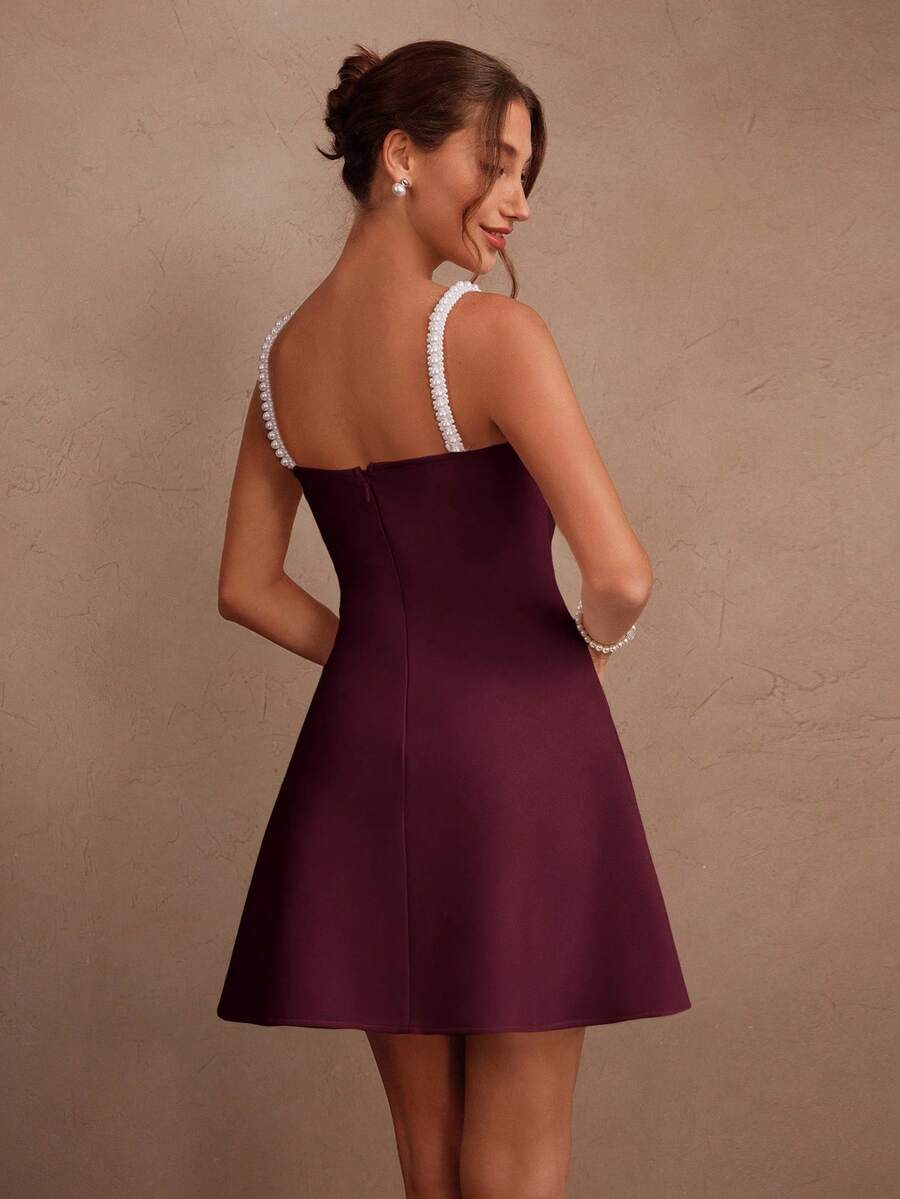 Vestido Mini Elegante de Alça Fina com Detalhe em Pérolas