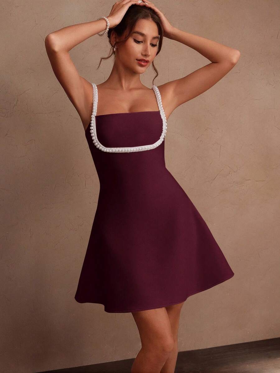 Vestido Mini Elegante de Alça Fina com Detalhe em Pérolas