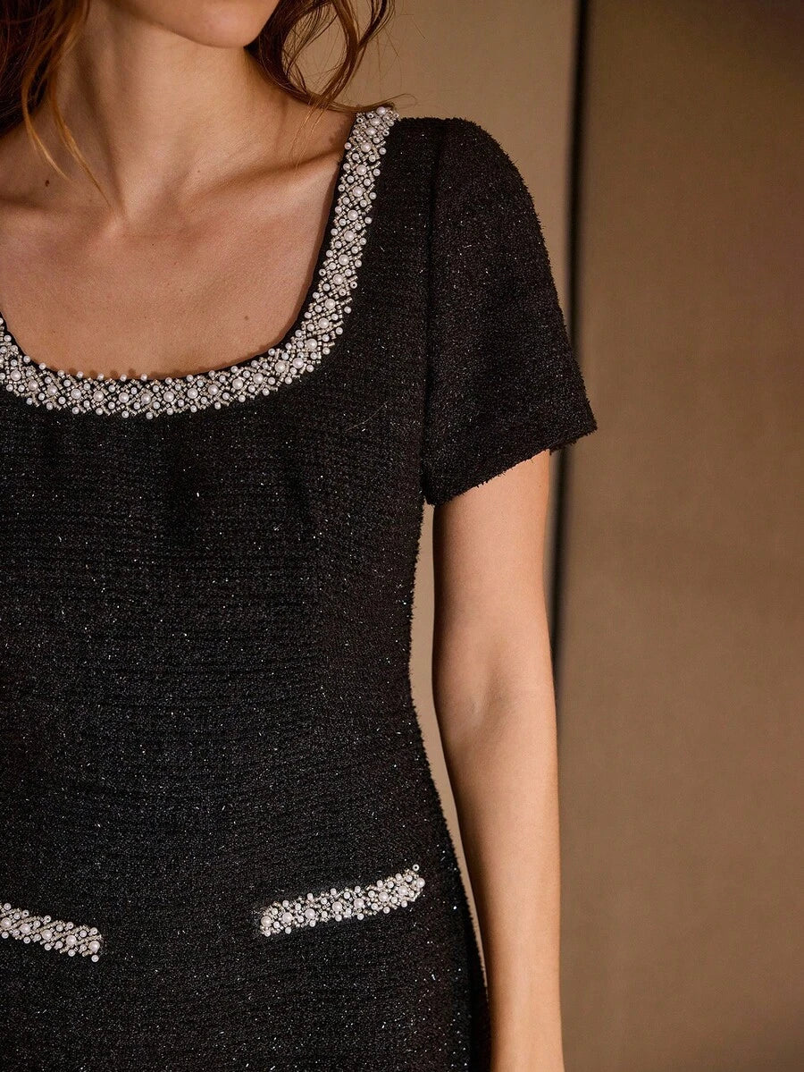 Vestido Mini Premium com Decote Quadrado e Detalhes em Pérolas