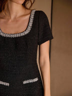 Vestido Mini Premium com Decote Quadrado e Detalhes em Pérolas