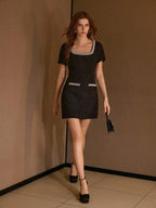 Vestido Mini Premium com Decote Quadrado e Detalhes em Pérolas