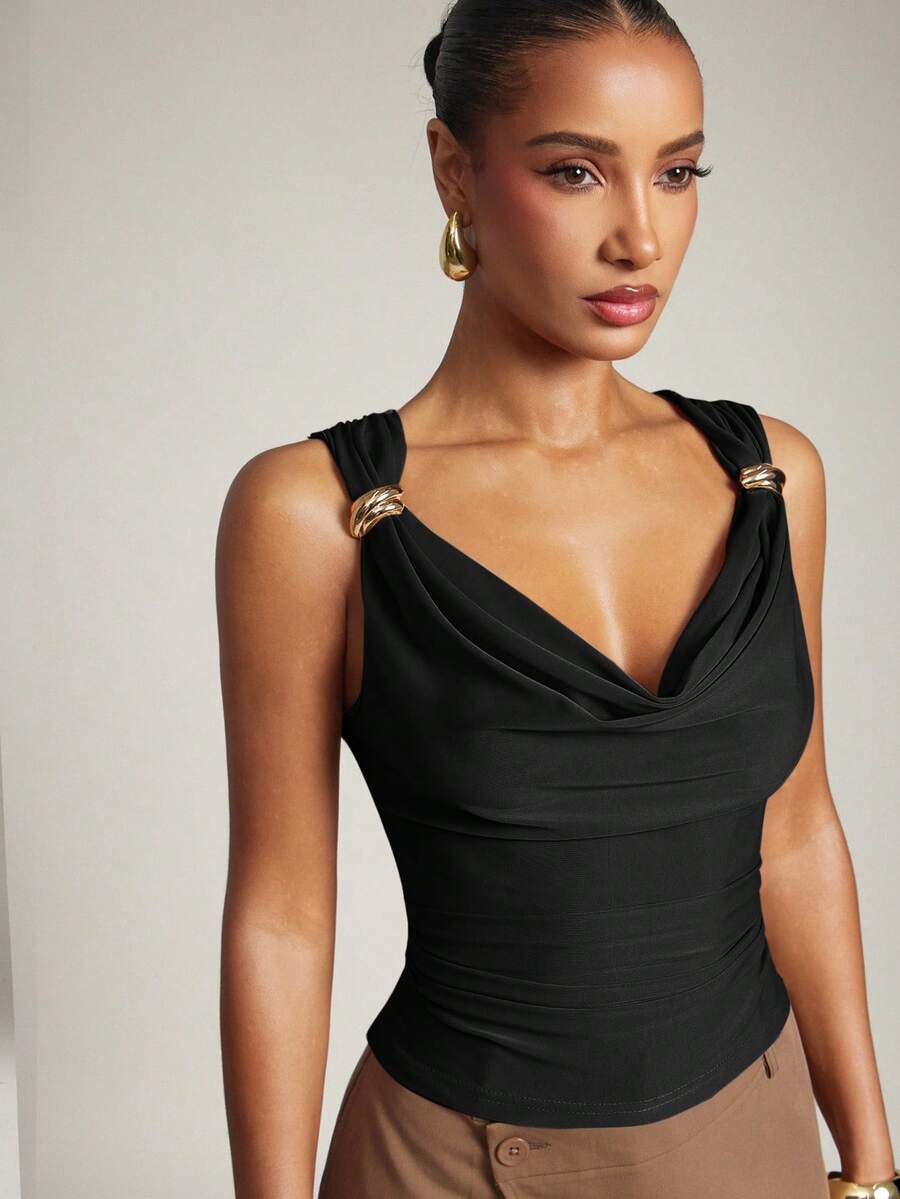 Top Cropped Elegante com Decote Drapeado e Detalhe Dourado