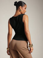 Top Cropped Elegante com Decote Drapeado e Detalhe Dourado