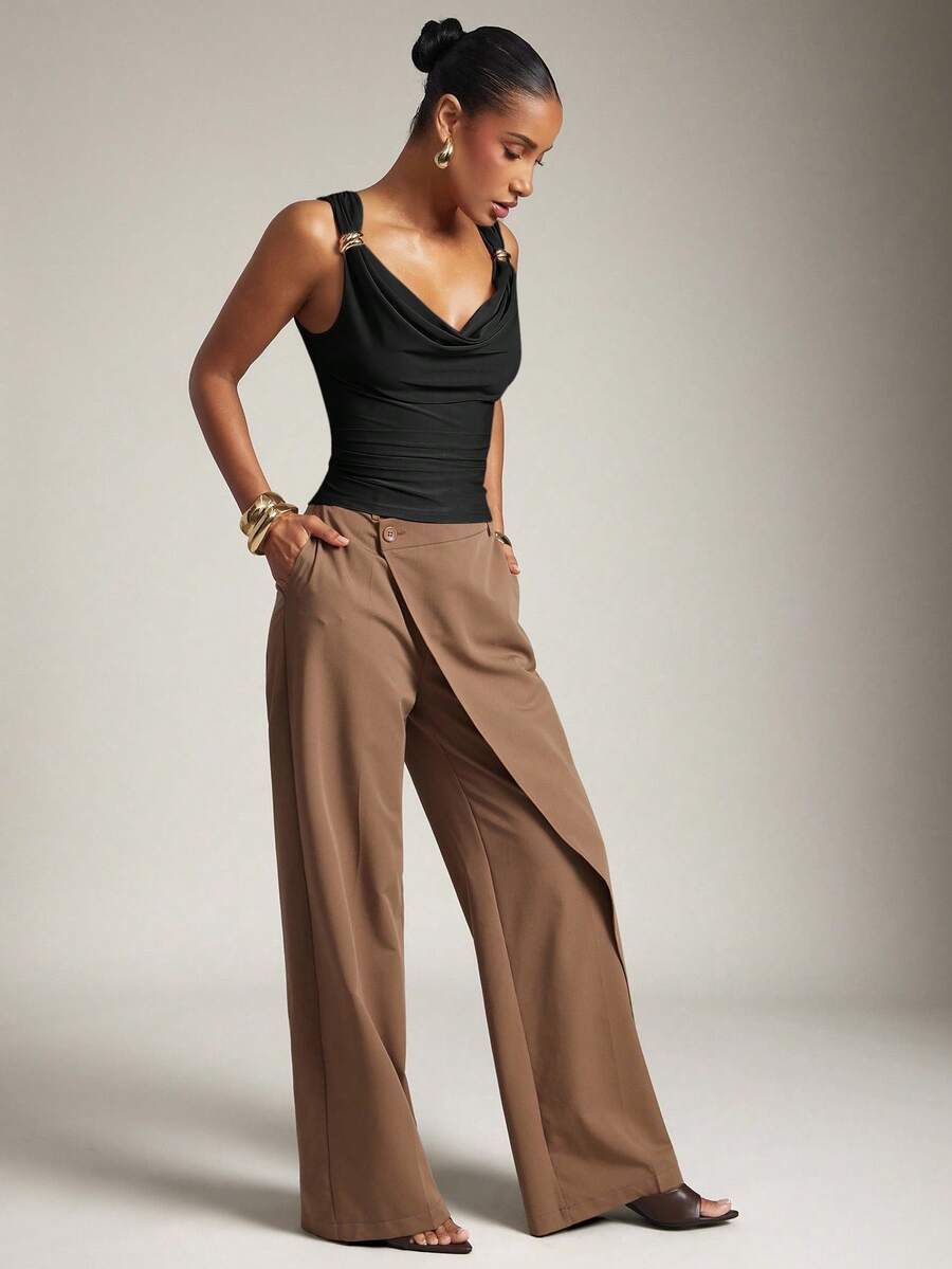 Top Cropped Elegante com Decote Drapeado e Detalhe Dourado