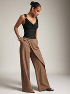 Top Cropped Elegante com Decote Drapeado e Detalhe Dourado