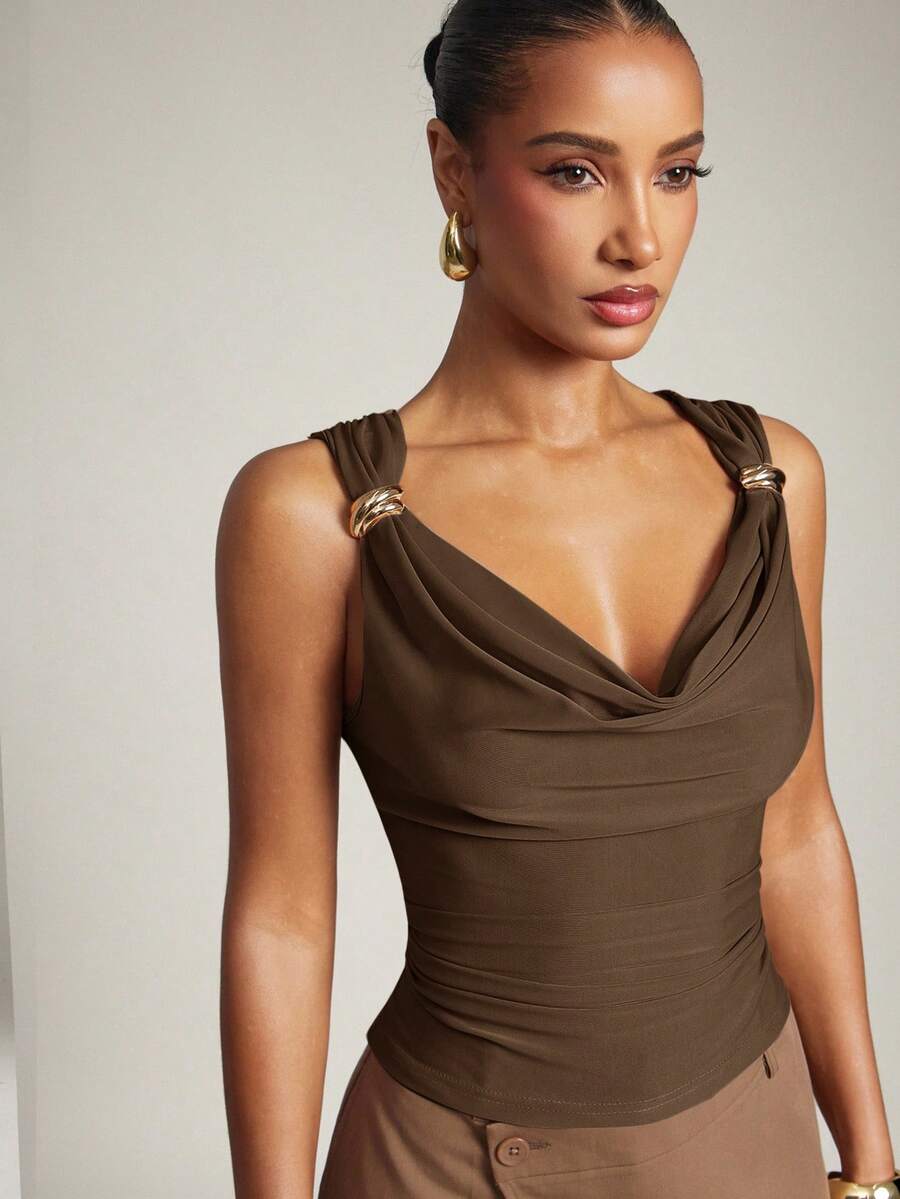 Top Cropped Elegante com Decote Drapeado e Detalhe Dourado