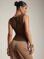 Top Cropped Elegante com Decote Drapeado e Detalhe Dourado