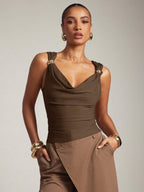 Top Cropped Elegante com Decote Drapeado e Detalhe Dourado