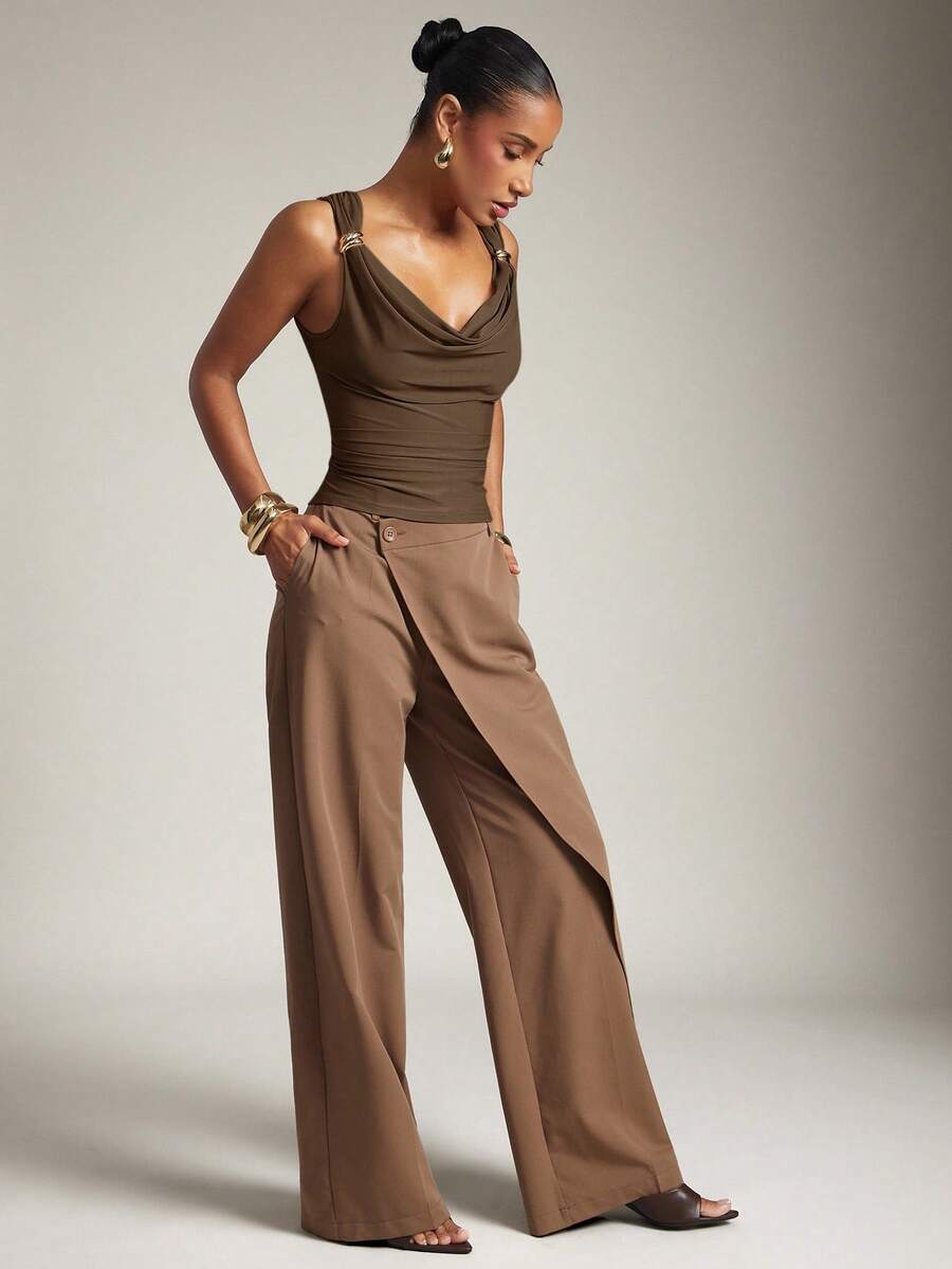 Top Cropped Elegante com Decote Drapeado e Detalhe Dourado