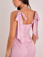 Vestido Longo Sereia Malva com Estampa em Relevo e Costas Abertas